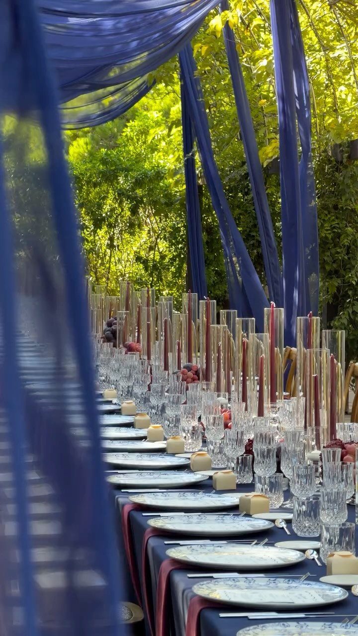 Colour Scheme for Wedding: 15 Ideas and Palettes 4 Wedding table setting with navy blue linens and burgundy and white taper candles.