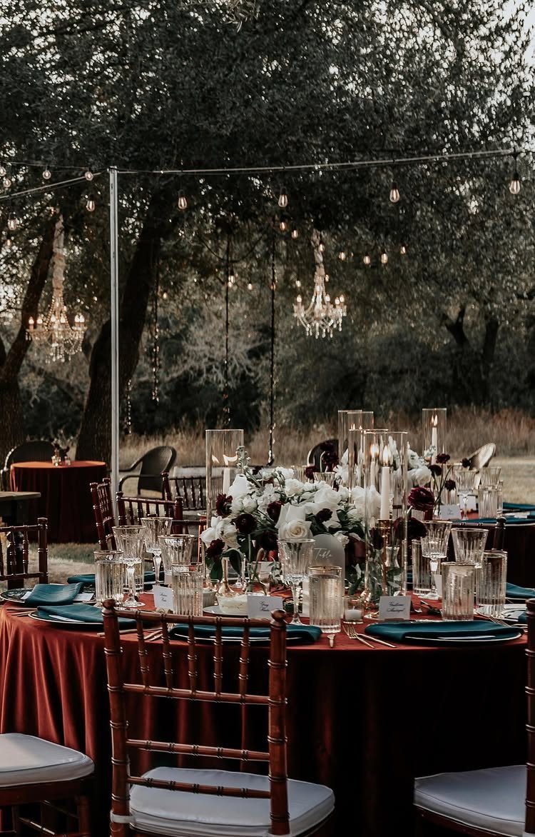 Colour Scheme for Wedding: 15 Ideas and Palettes 12 Wedding table setting with red velvet cloth, green napkins, and white floral centerpieces.