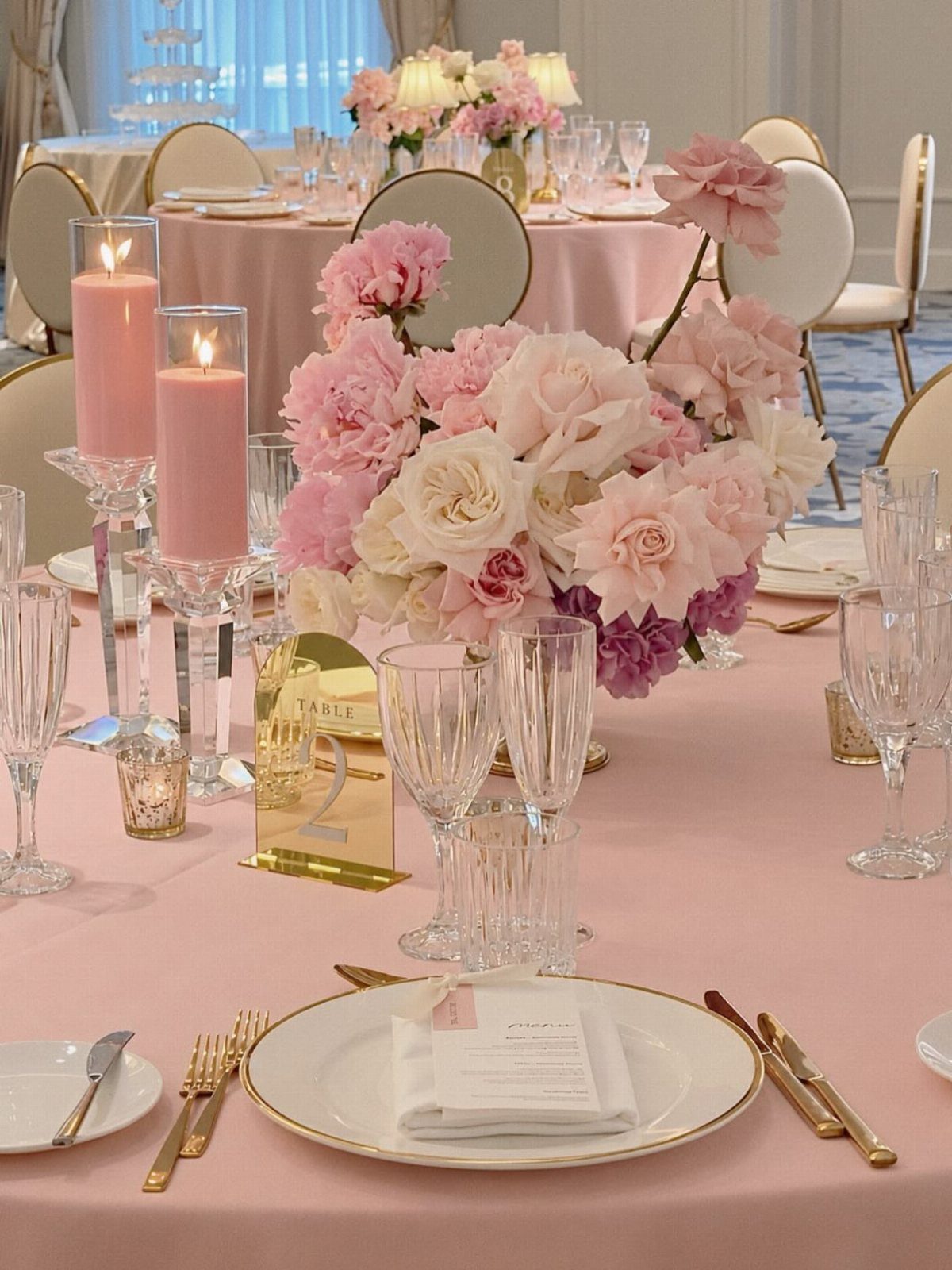 Colour Scheme for Wedding: 15 Ideas and Palettes 1 Pink wedding table setting with gold cutlery and a bouquet of pink roses.