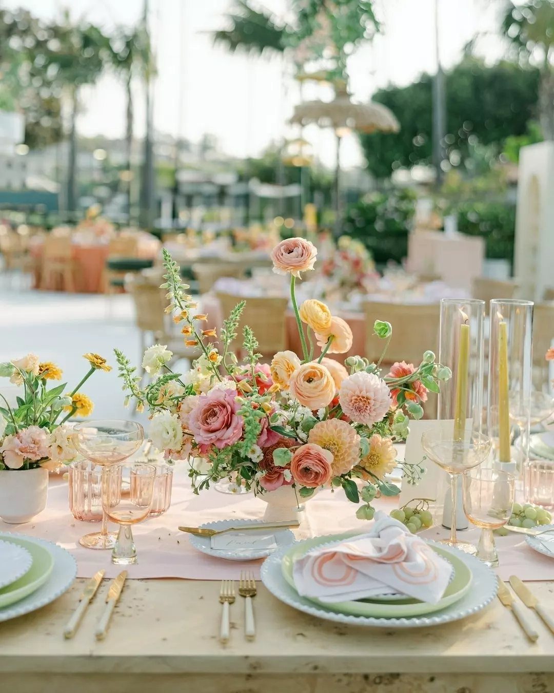 Colour Scheme for Wedding: 15 Ideas and Palettes 6 Peach and pink floral centerpiece with sage green plates on a wedding table.