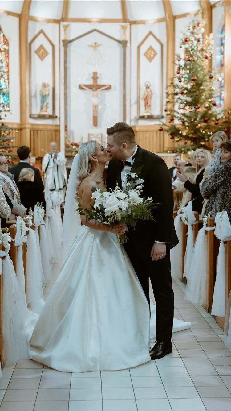 Short Wedding Hair with Veil: 5 Ideas for Brides 5 Bride with short blonde hair and veil kissing groom in a church setting