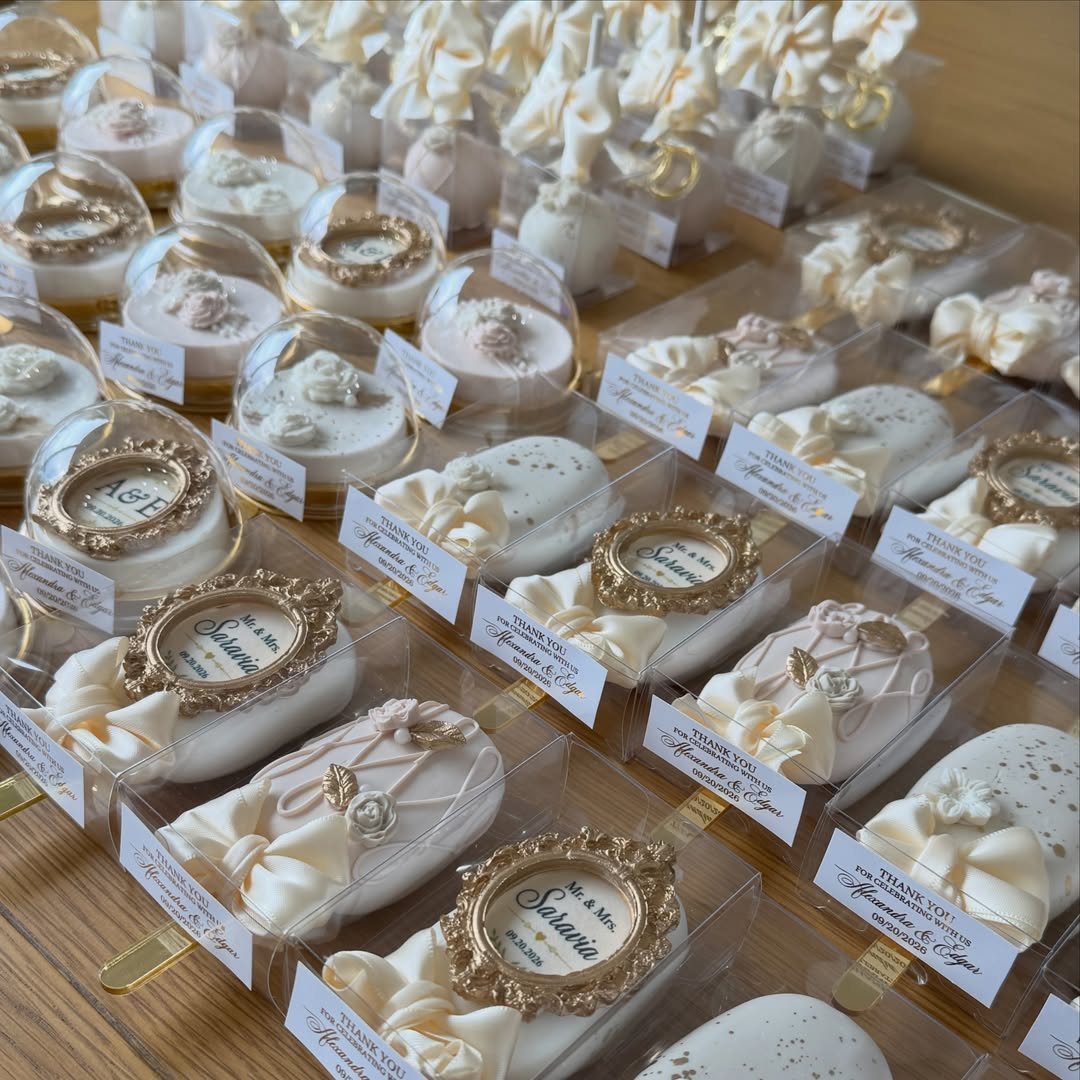 5 Wedding Cake Pops Ideas for Favors and Dessert Tables 2 White cake pops with gold frames and bows in individual clear gift boxes.